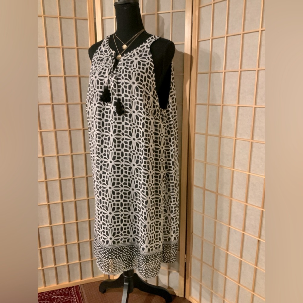 TACERA - Black/wt color pattern all through dress. Front tie. Sz 1X